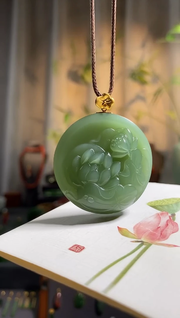 颈饰18K金镶嵌和田玉,碧玉粉青荧光料——荷花圆牌(花好月圆)
