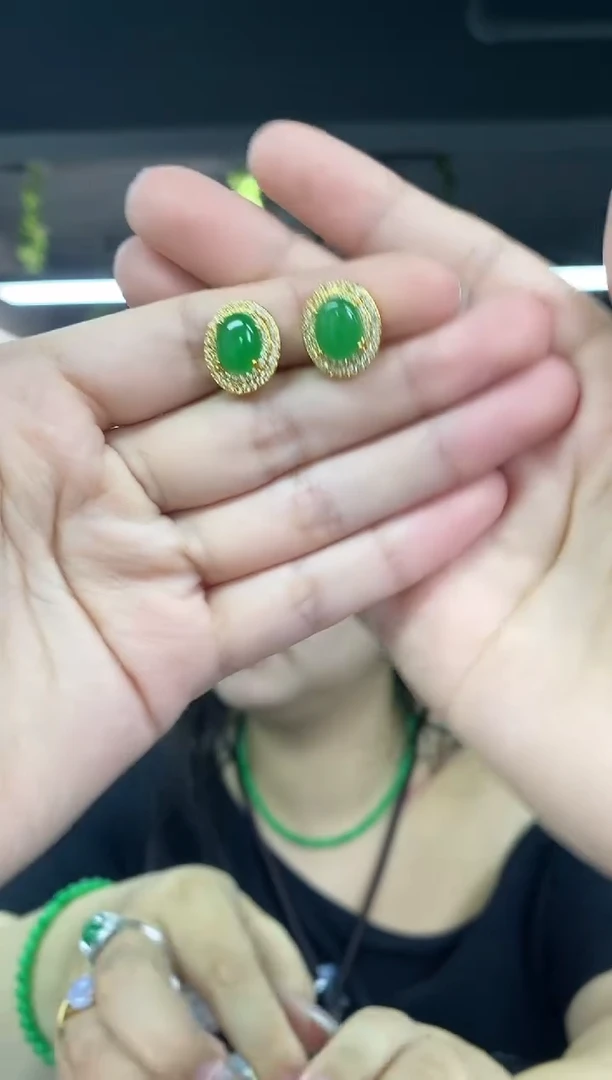 翡翠未镶嵌耳饰多样性发其一，颜色微差