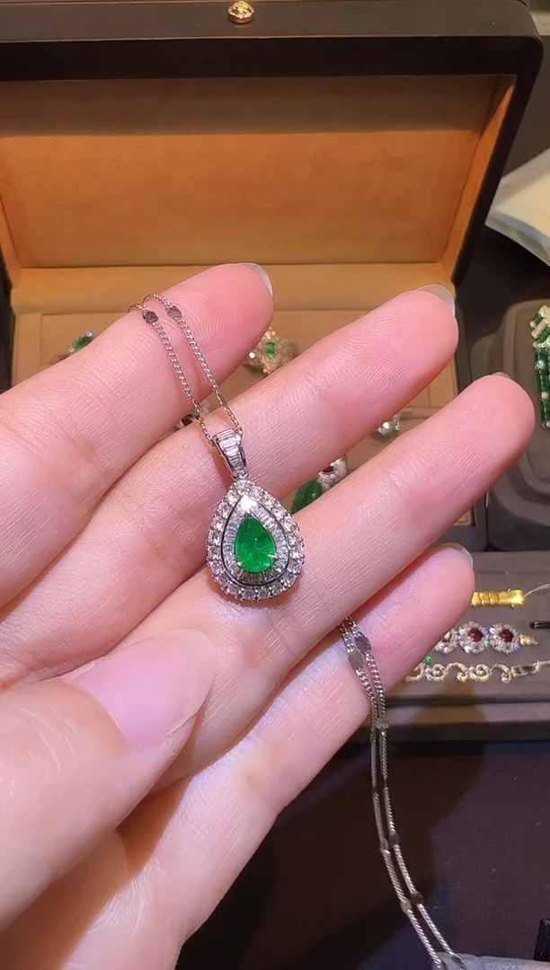 吊坠(赠链)18K金镶嵌祖母绿-*0.7ct