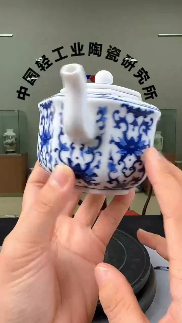 壶青花缠枝莲六方壶