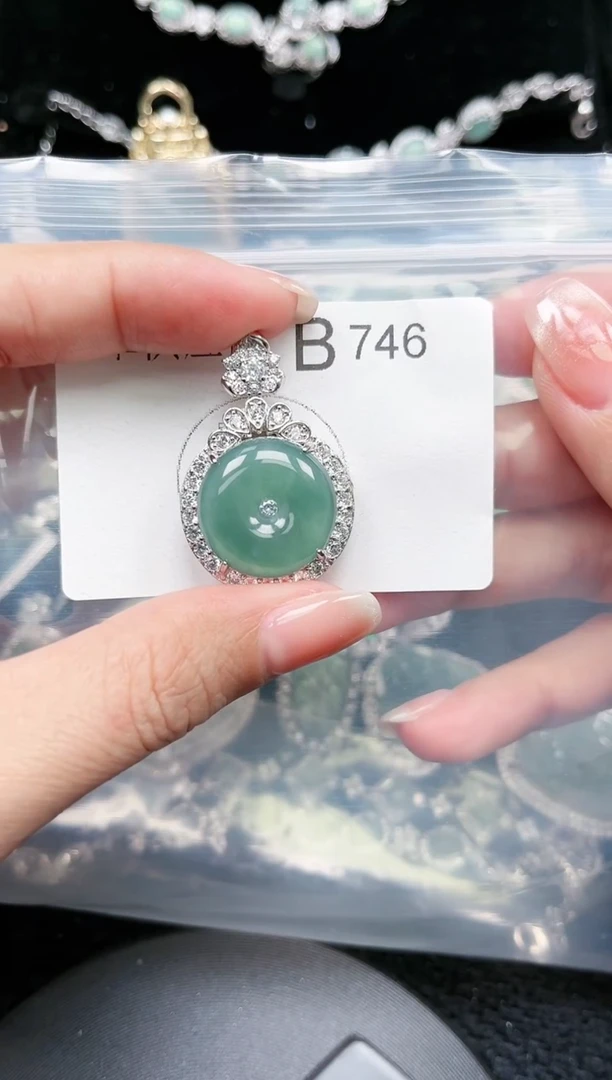 【闪购商品】翡翠颈饰未镶嵌赠皮绳746
