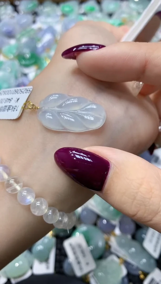 翡翠18K金镶嵌颈饰111111111111