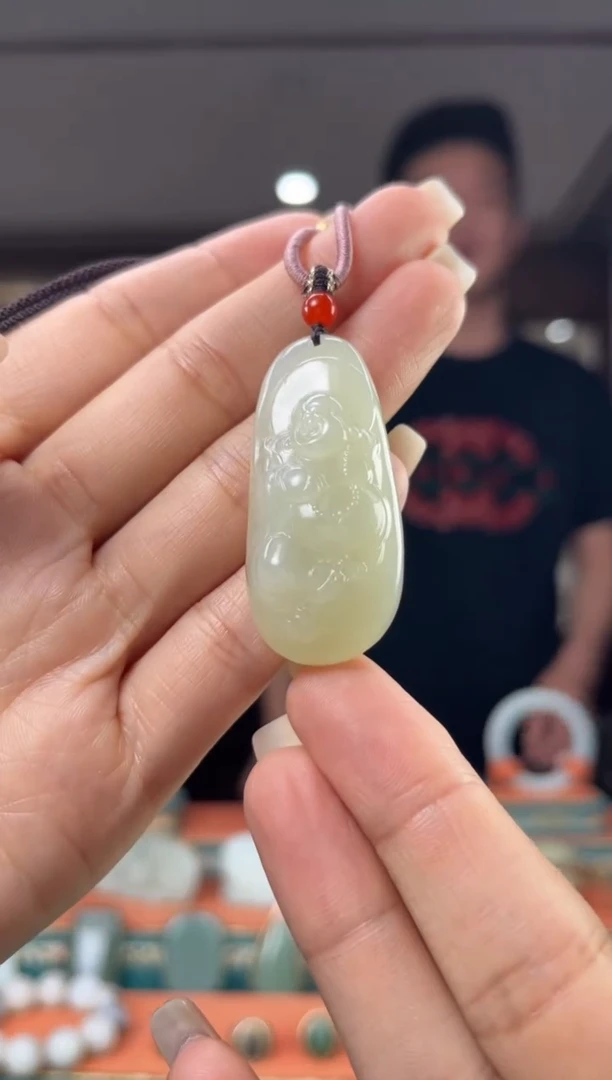 颈饰未镶嵌和田玉佩佩