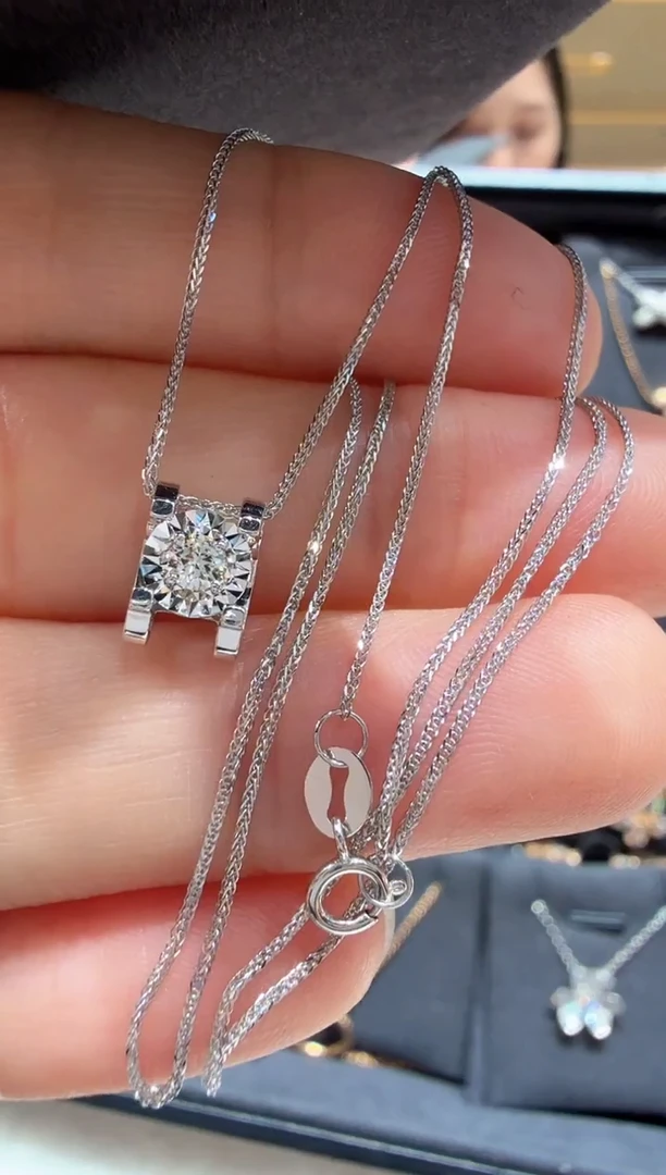 颈饰18K金镶嵌钻石10分牛头项链