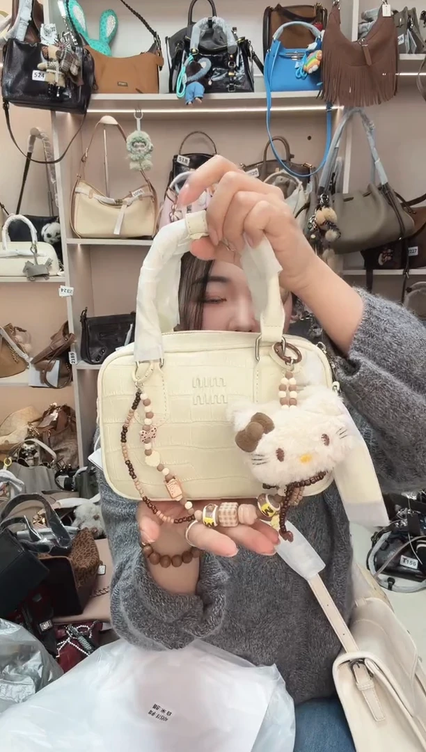 真皮米白色带挂件