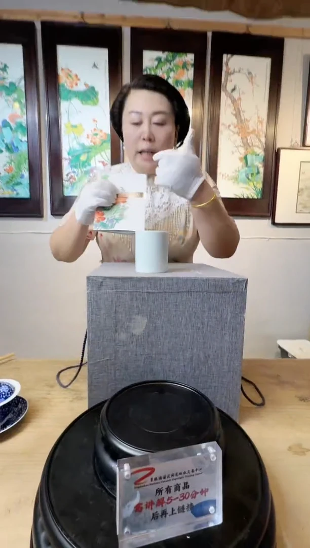 瓷片古彩红绿彩荷花赏瓶带收藏证书