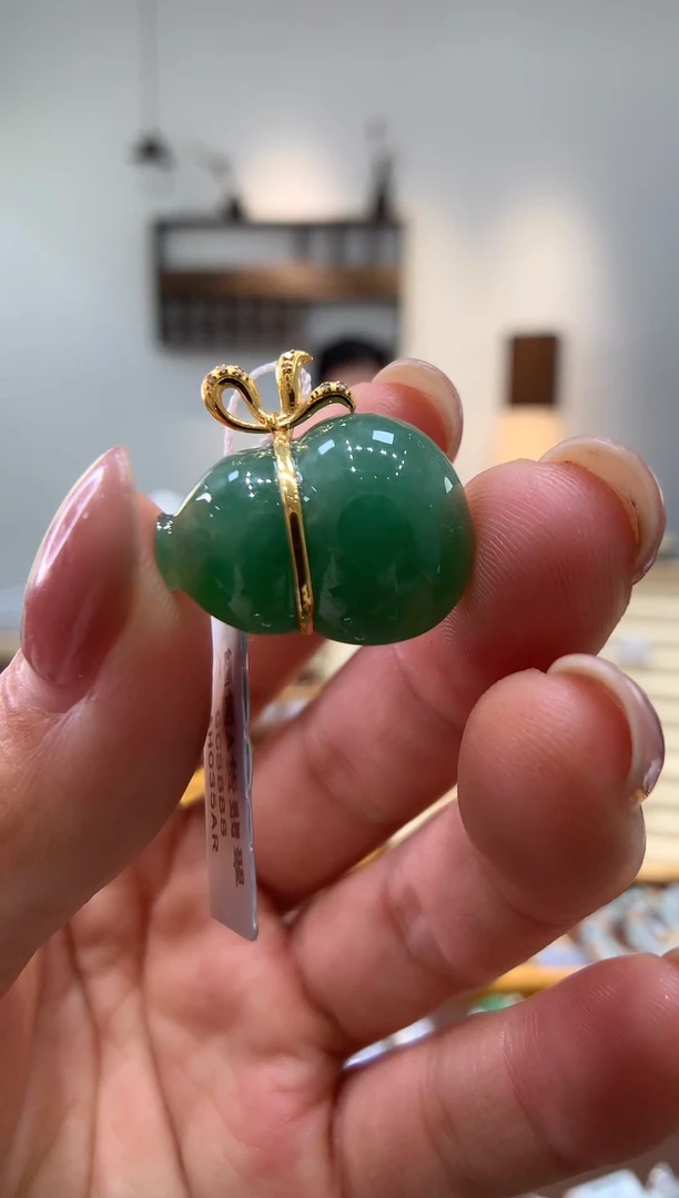 颈饰18K金镶嵌翡翠葫芦