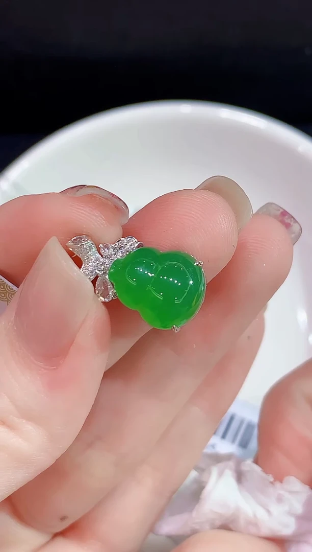 吊坠(不含链)18K金镶嵌翡翠多样性发其一