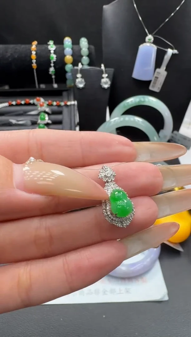 18K金镶嵌挂件翡翠翡翠吊坠