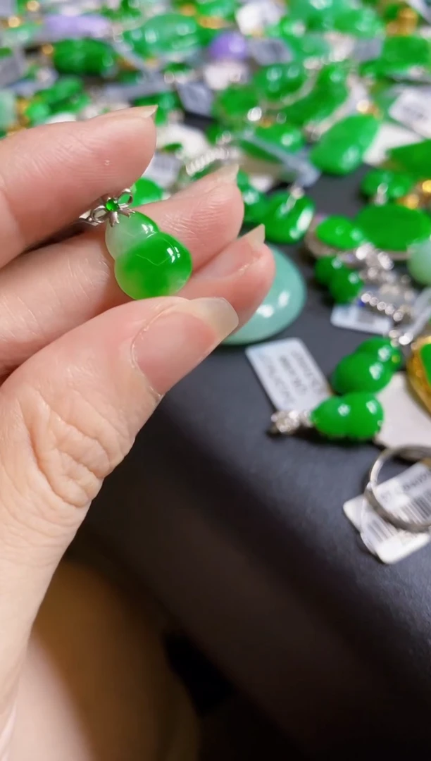 翡翠18K金镶嵌颈饰葫芦