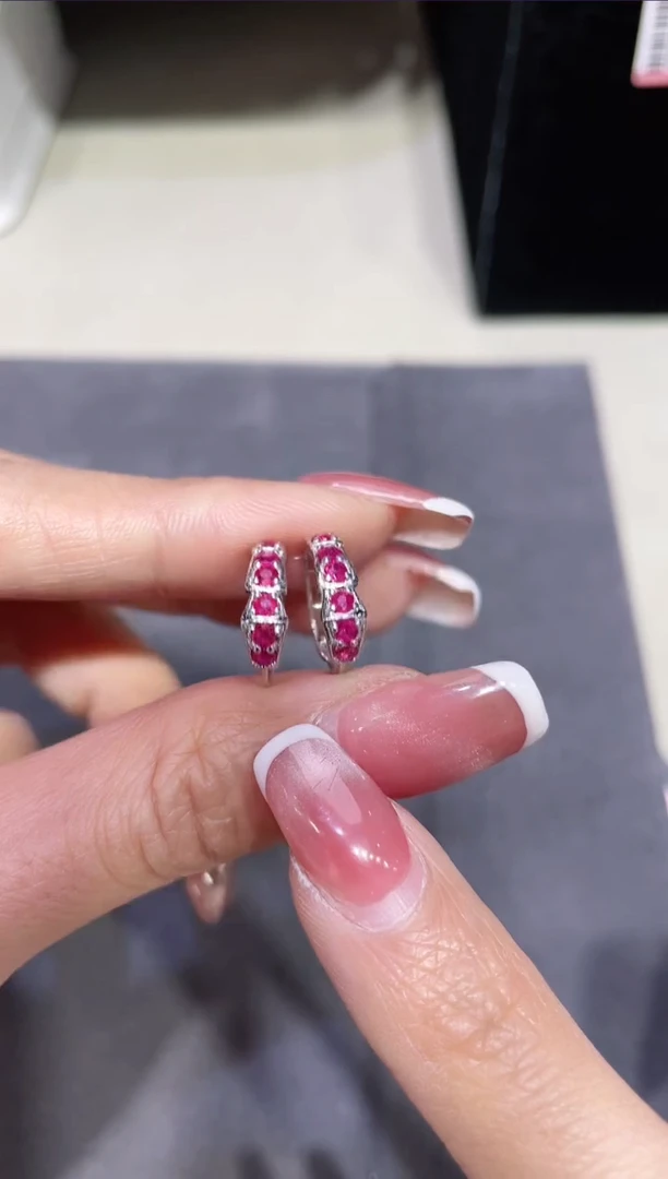 18K金镶嵌天然红宝石耳饰