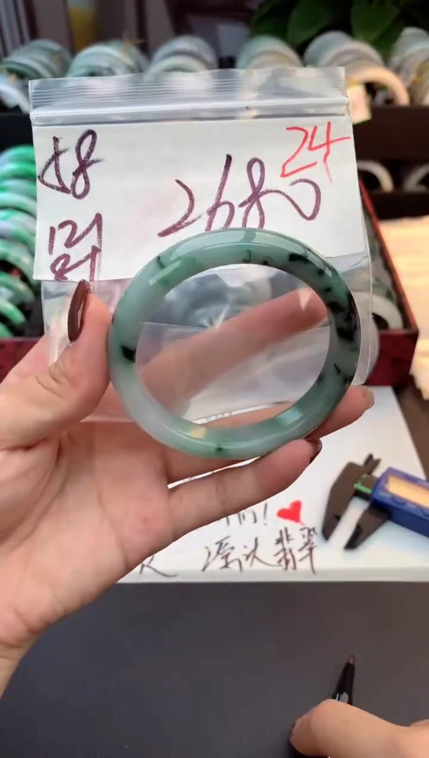 未镶嵌定制翡翠毛货需精细抛光+多人