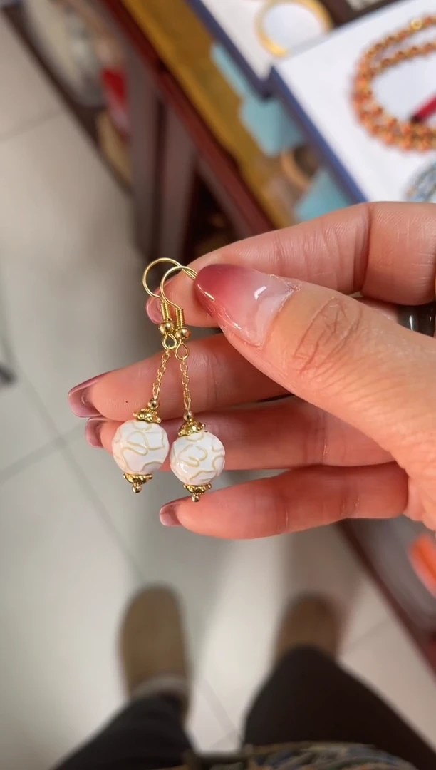 【闪购商品】白色云纹珐琅耳钩