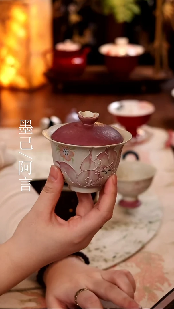 火石红-手绘九尾狐-莲瓣盖碗