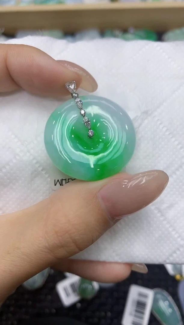 翡翠18K金镶嵌颈饰111111111111