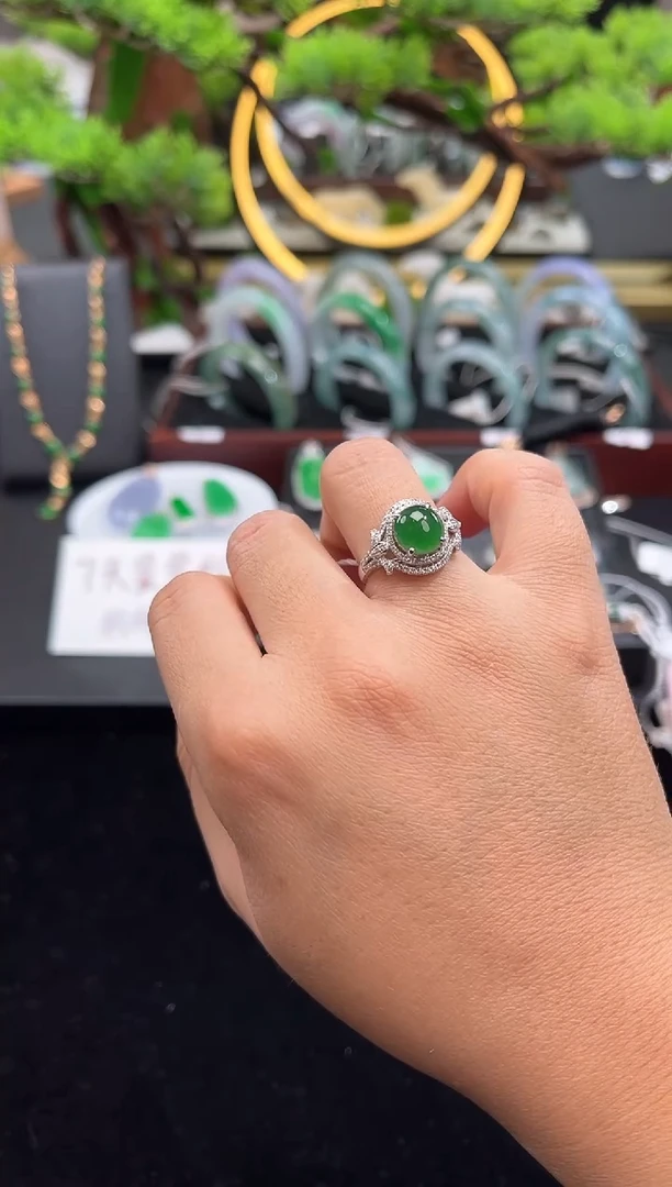 18K金镶嵌戒指翡翠戒指