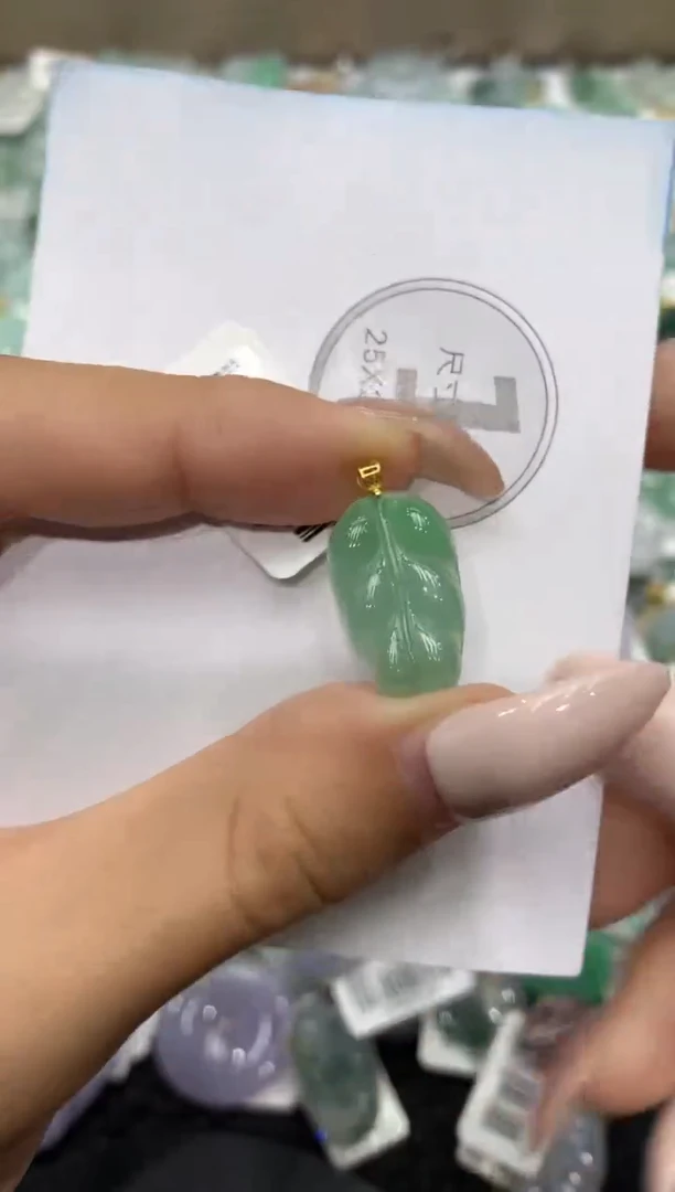 颈饰18K金镶嵌翡翠111111111111