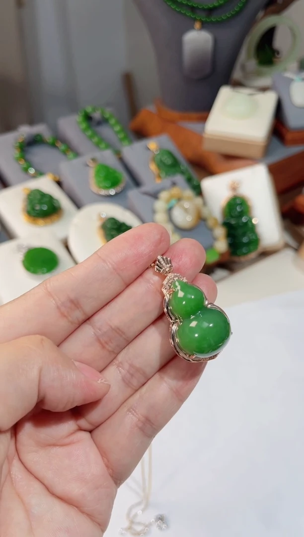 颈饰18K金镶嵌和田玉葫芦