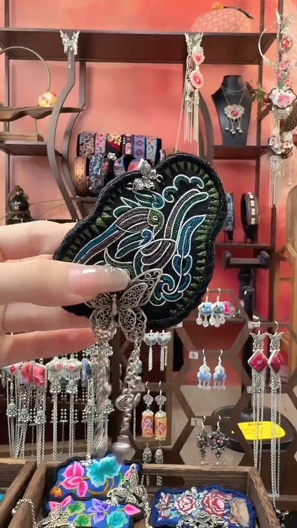 织绣 云织谣民族风精美饰品   90