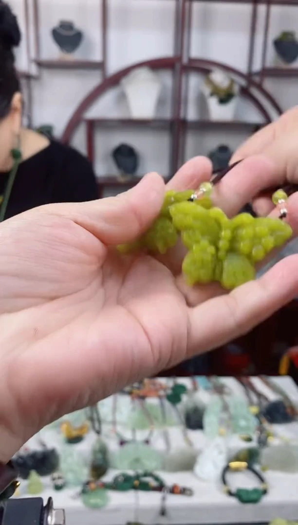 未镶嵌岫玉颈饰1