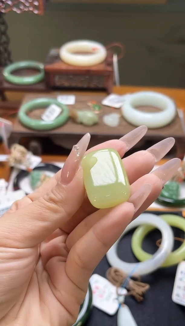 吊坠(不含链)未镶嵌和田玉若羌黄玉 无事牌