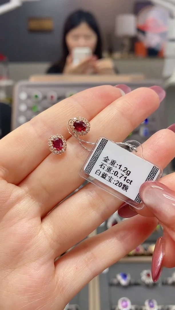 耳饰18K金镶嵌红宝石0.71  配白蓝宝