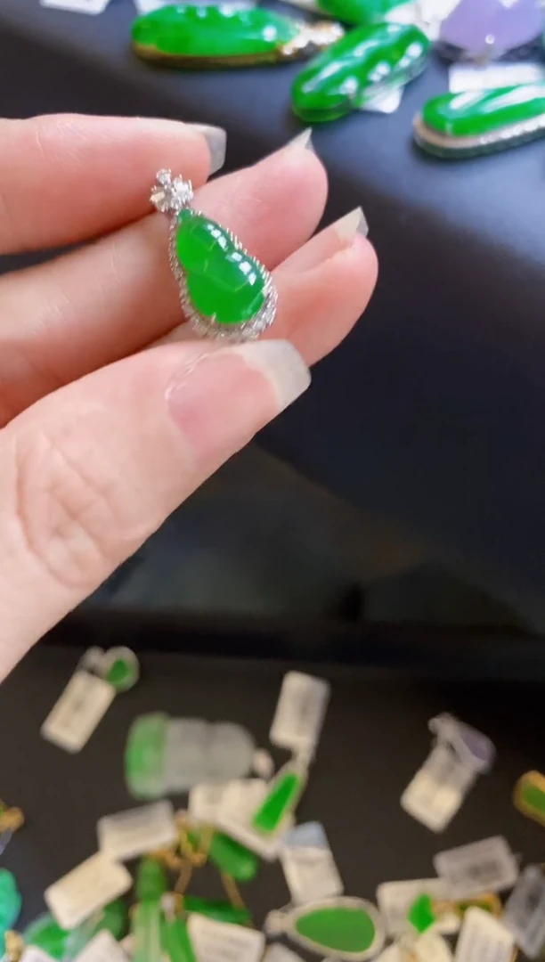 翡翠18K金镶嵌颈饰葫芦