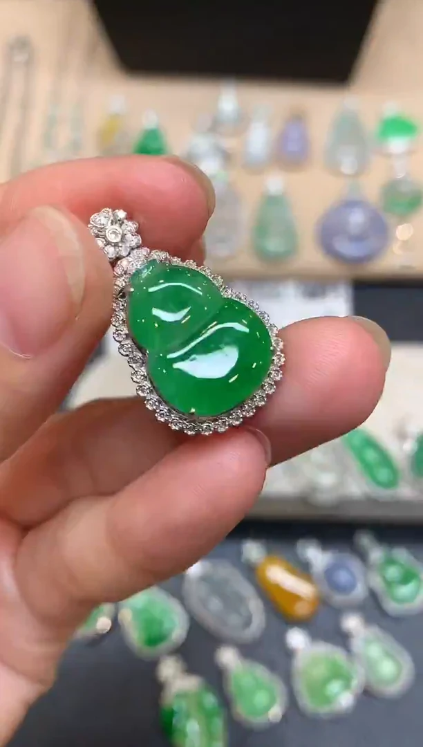 颈饰18K金镶嵌翡翠葫芦【无服务费