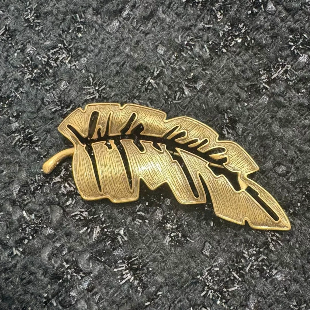 铜合金胸针 季阿玛施新颖2026复古金属镂空质感树叶型胸针590059