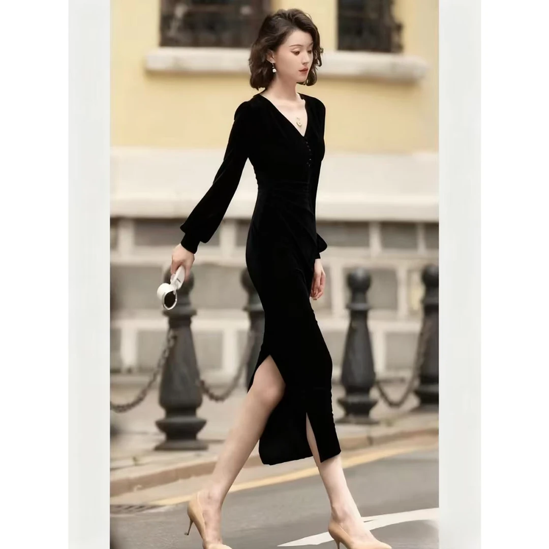 黑色丝绒连衣裙女秋冬季时尚轻奢修身收腰显瘦开叉气质宴会礼服裙