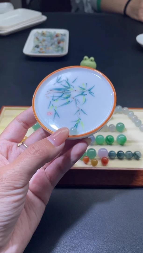 颈饰未镶嵌翡翠瓜****)翡翠净货