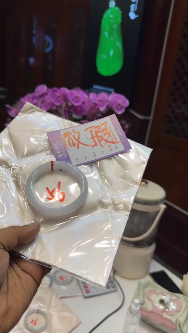 未镶嵌手镯翡翠手镯包容价
