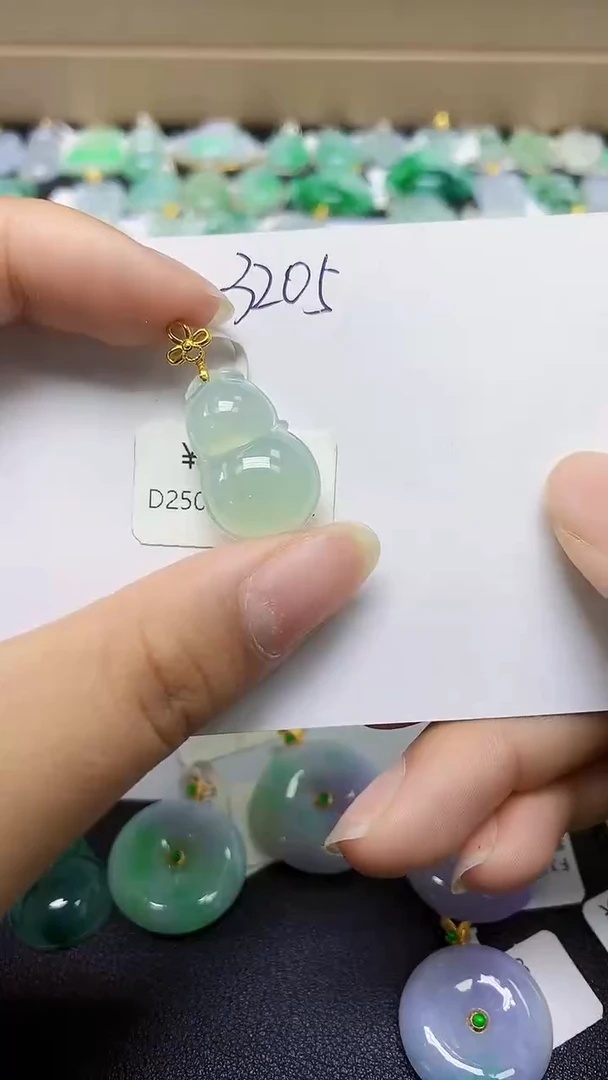 翡翠18K金镶嵌颈饰 天然缅甸翡翠A货