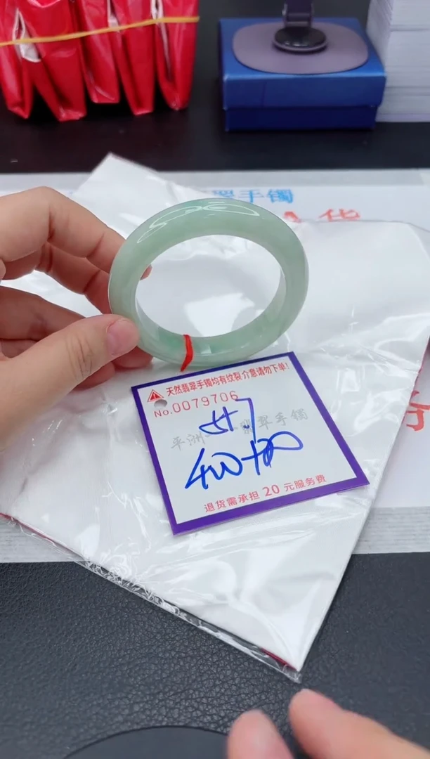 翡翠手镯未镶嵌1