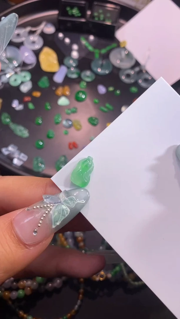 【闪购商品】翡翠挂件未镶嵌白菜