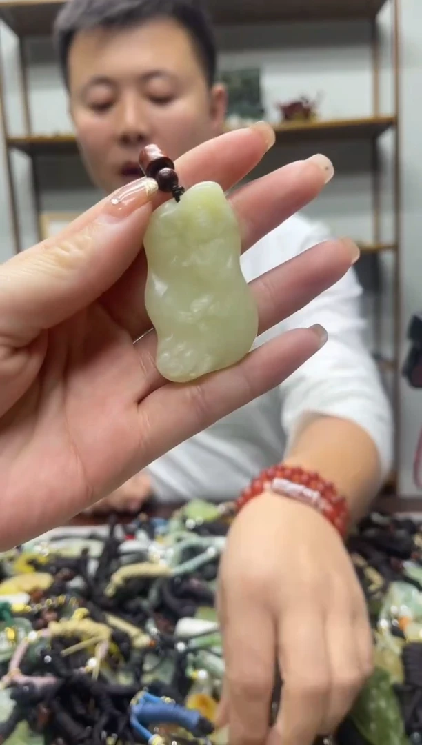 未镶嵌蛇纹石玉吊坠·