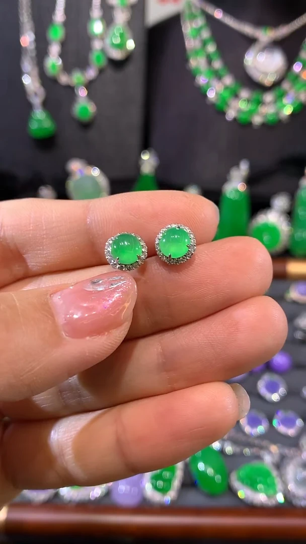 18K金镶嵌翡翠耳饰耳钉