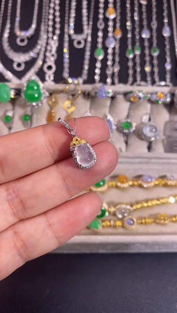 颈饰18K金镶嵌翡翠吊坠