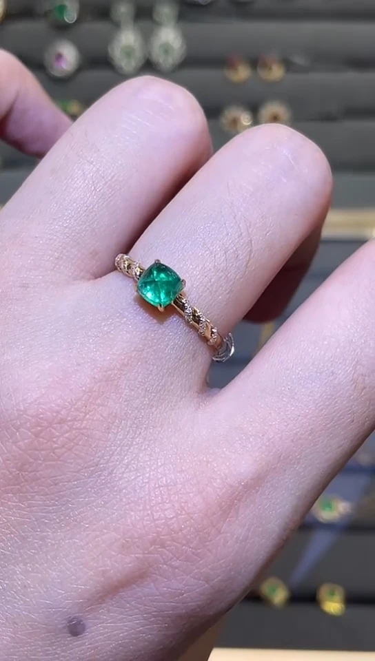 18K金镶嵌戒指祖母绿0.723ct