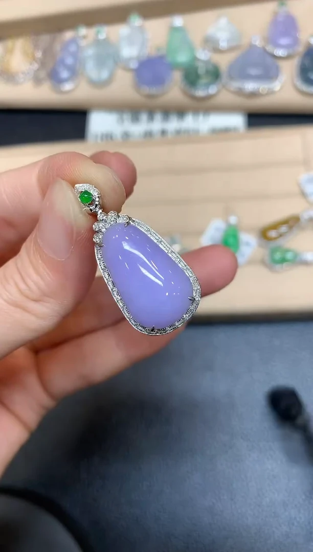 【闪购商品】翡翠颈饰18K金镶嵌福瓜【无服务费