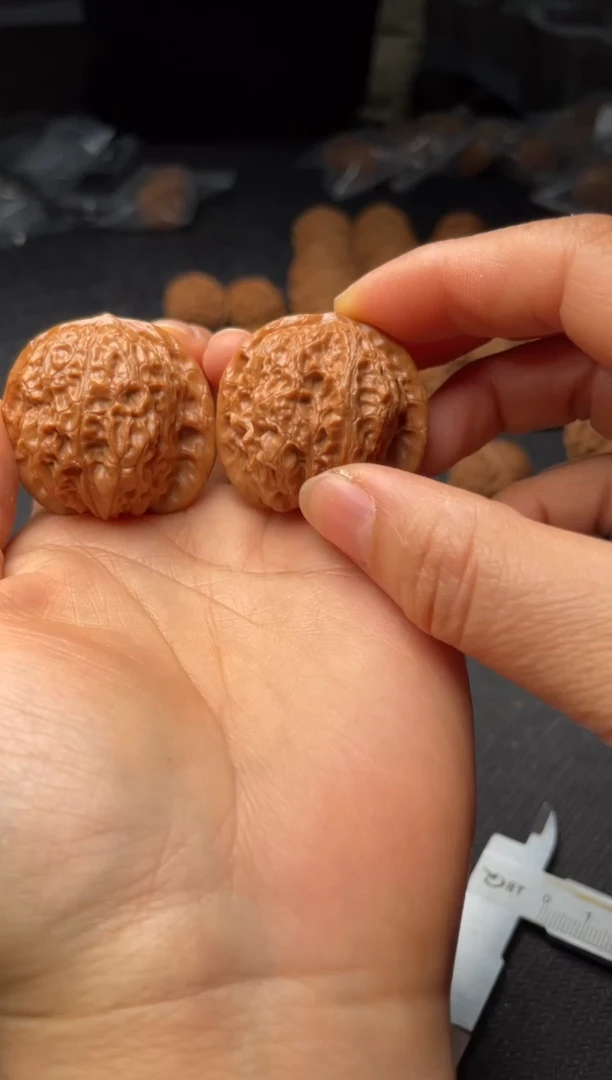 把件文玩核桃w174  血麒麟 37尺