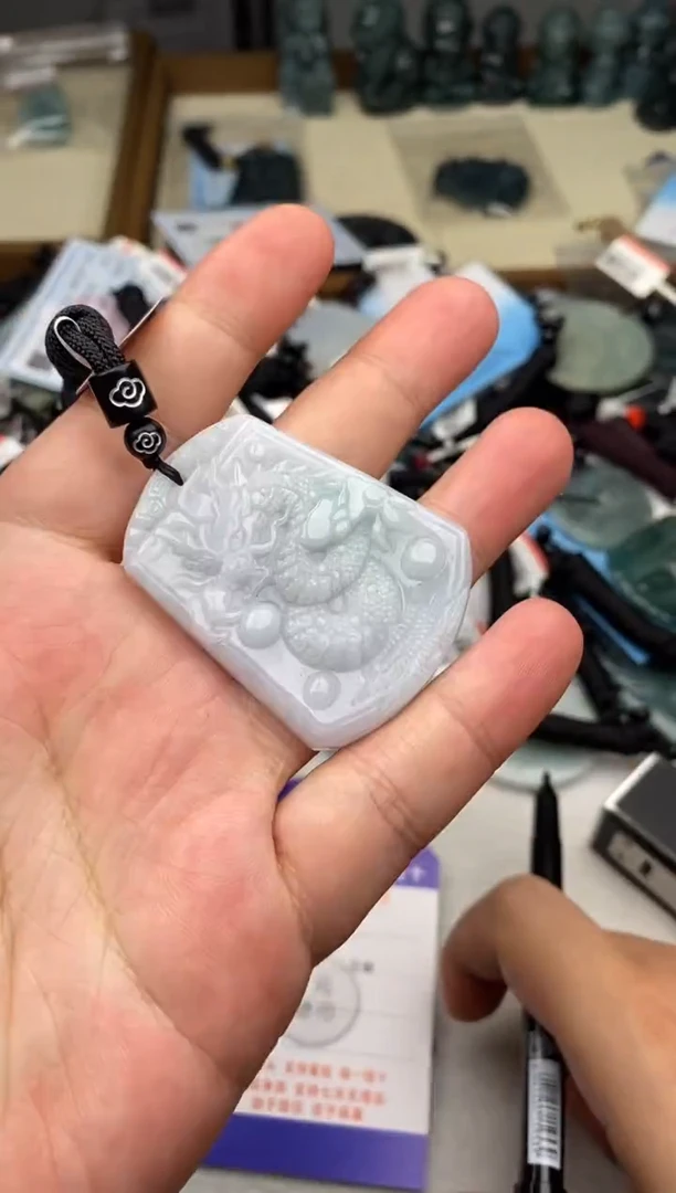 翡翠未镶嵌颈饰多样性发其一