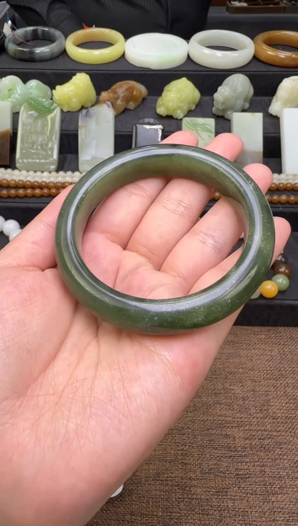 未镶嵌手镯和田玉手镯