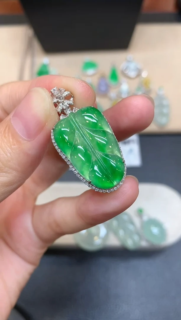 颈饰18K金镶嵌翡翠树叶【无服务费