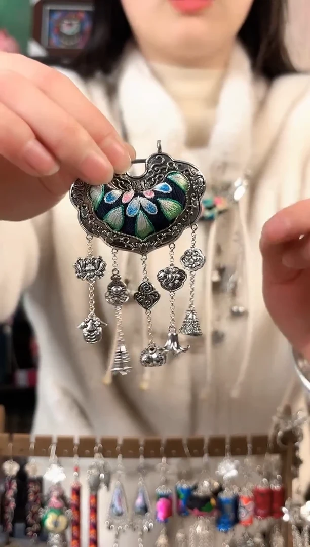 彩云南阁非遗老绣饰品558