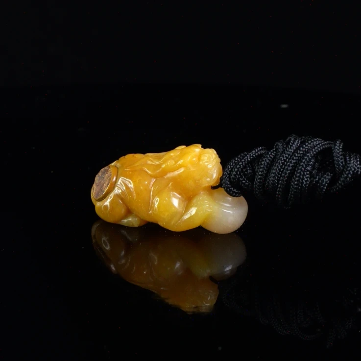 Lot.22.北部田黄貔貅抱财挂件24.7克4.5x1.9x2.4cm