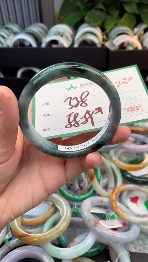 未镶嵌定制翡翠毛货需精细抛光+多人