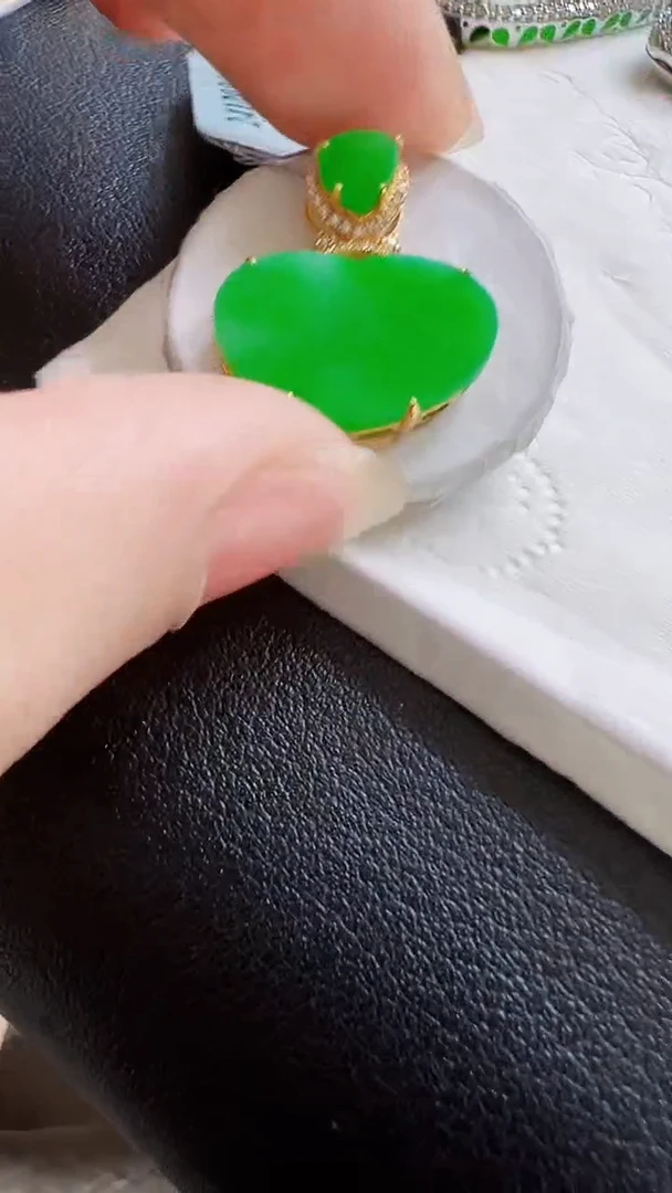 颈饰18K金镶嵌翡翠爱心