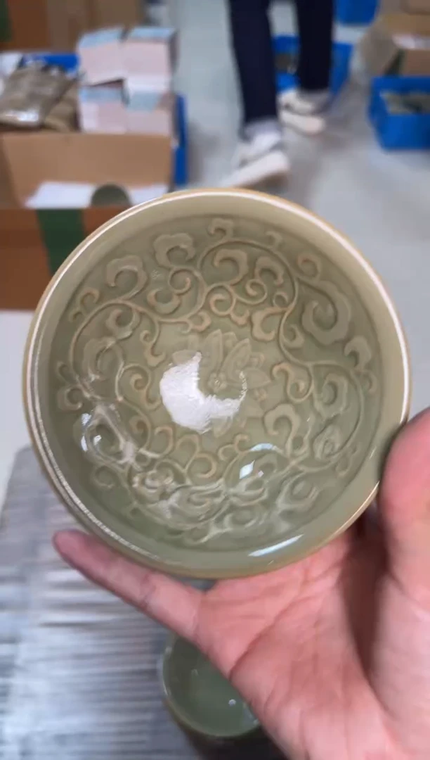 陶瓷橄榄绿宝象纹斗笠盏