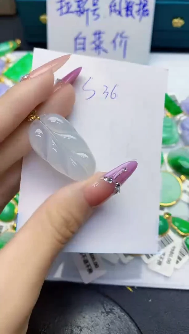 翡翠18K金镶嵌颈饰天然缅甸a货翡翠